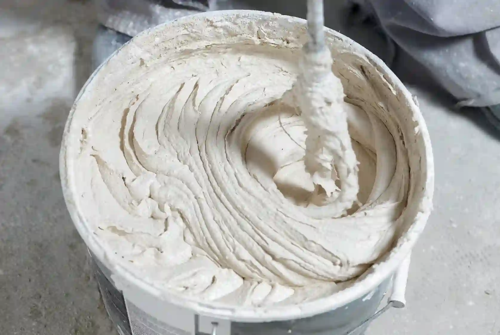 gypsum-plaster-mixed-in-bucket 