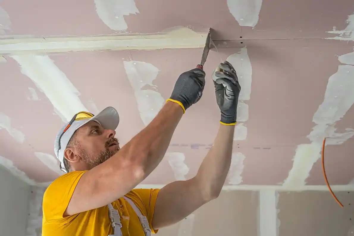 worker-applying-gypsum-to-wall