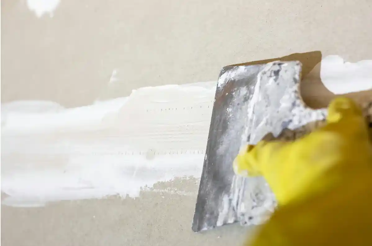 Close-Up-of-Gypsum-Plaster-Application-Technique