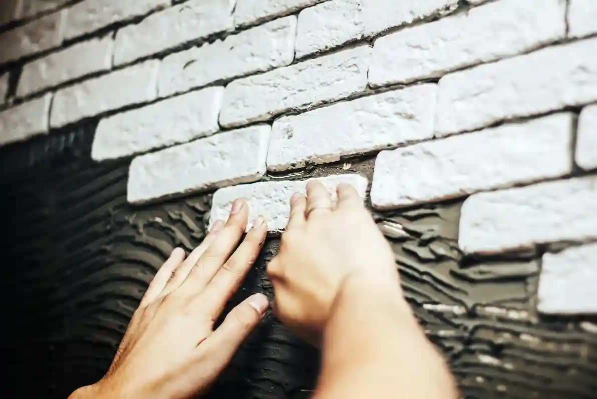 installing-tile-with-adhesive