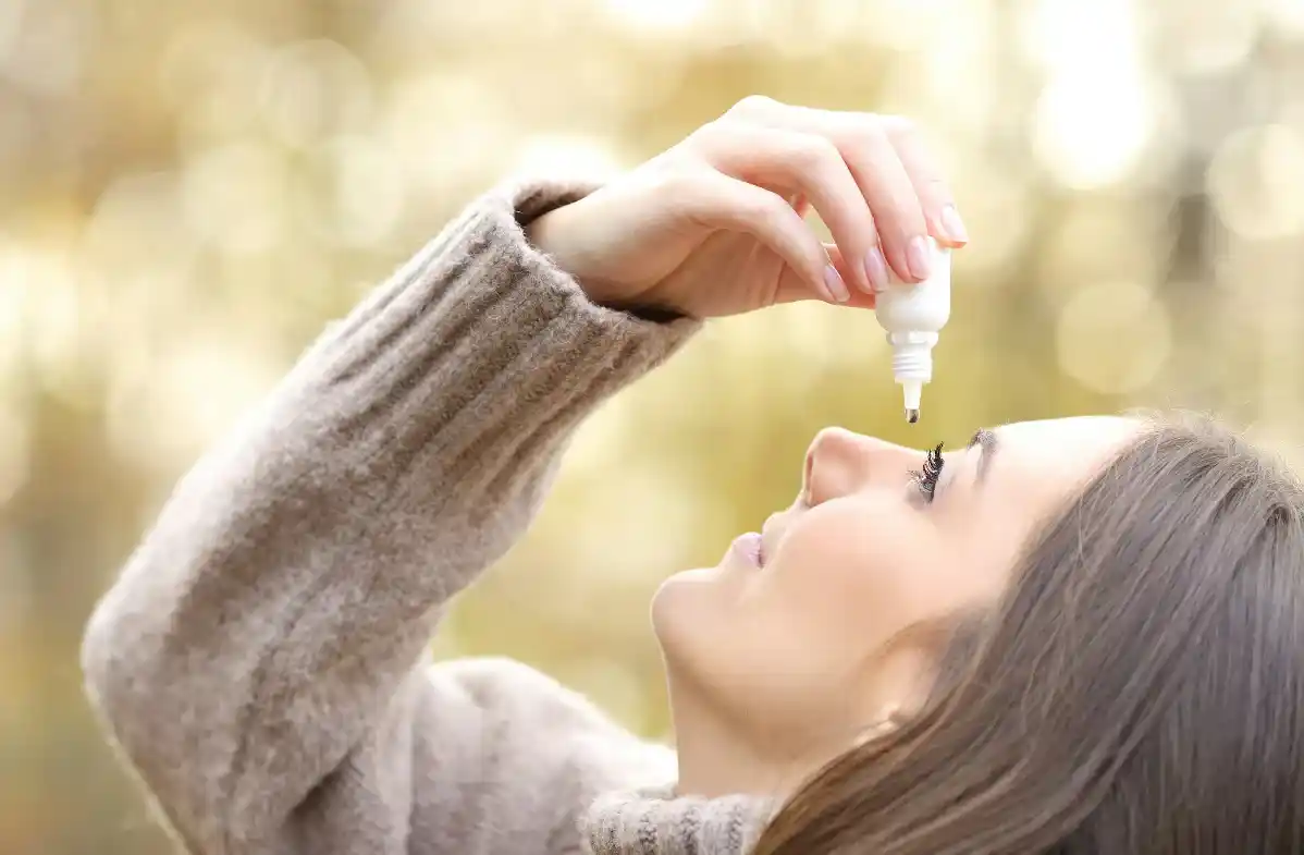 woman_applying_eye_drops