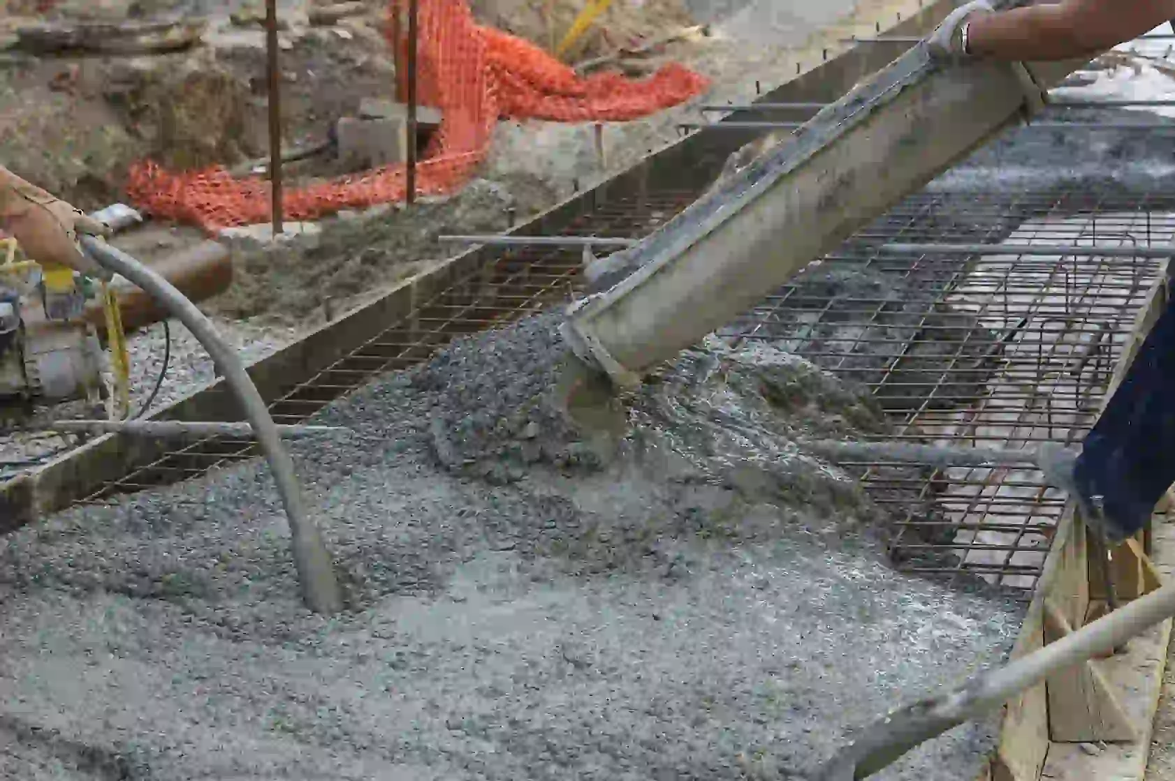 concrete-pouring-with-pce-superplasticizer